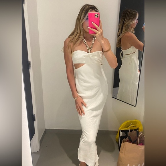 Zara- cut out White Halter Dress with shell like Chain - Picture 2 of 2